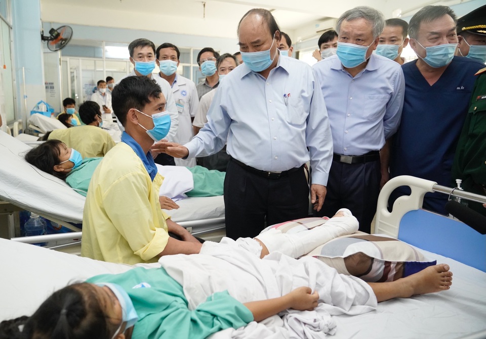 Thủ tướng thị sát, thăm hỏi người dân vùng bão lũ Quảng Ngãi và Quảng Nam - 6 Thủ tướng thị sát, thăm hỏi người dân vùng bão lũ Quảng Ngãi và Quảng Nam - 6