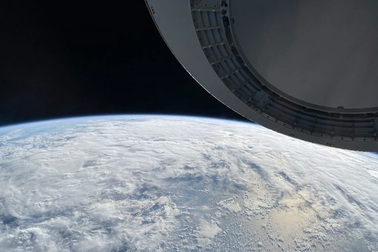 Ngỡ ngàng với bức ảnh chụp trái đất từ không gian bằng iPhone 12