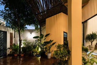 Bên trong căn nhà như “phố cổ Hội An thu nhỏ”, đẹp chẳng rời mắt