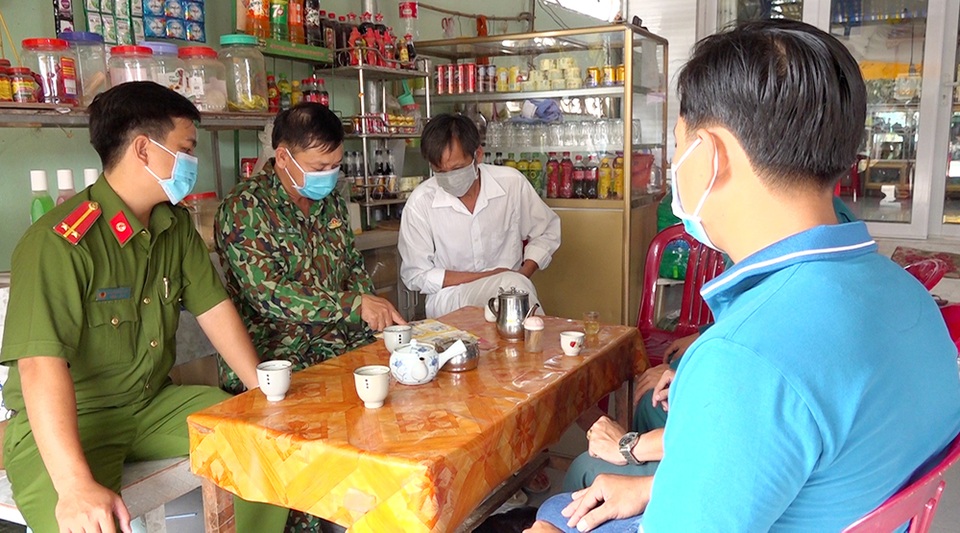 Công an trực chiến đảm bảo an toàn giữa đại dịch Covid-19 - 5 Công an trực chiến đảm bảo an toàn giữa đại dịch Covid-19 - 5