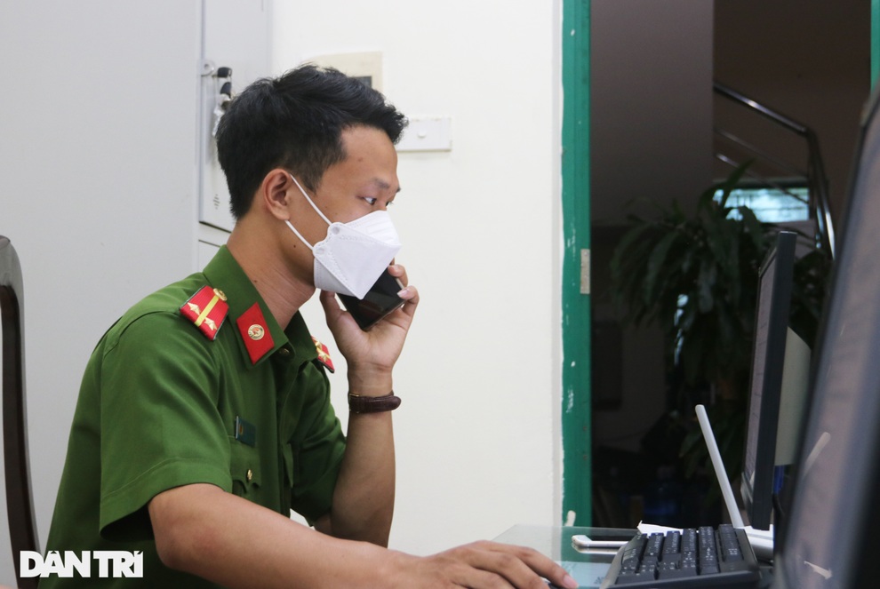Cận cảnh quá trình Công an Hà Nội cấp giấy đi đường loại mới cho người dân - 7 Cận cảnh quá trình Công an Hà Nội cấp giấy đi đường loại mới cho người dân - 7