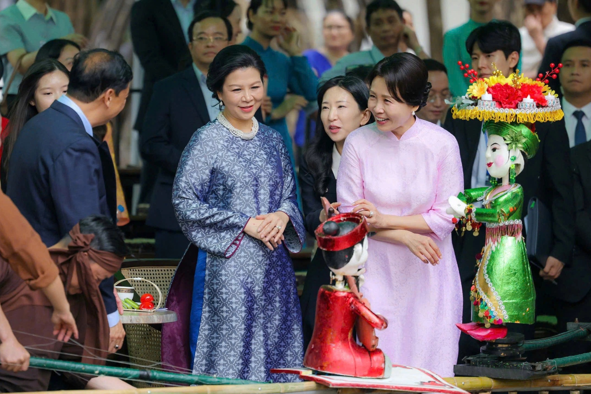 Phu nhân Phương Ly cùng Phu nhân Tổng thống Hàn Quốc xem múa rối nước - 7