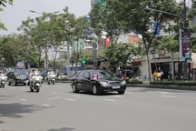 Đoàn xe hộ tống Thủ tướng Canada rời sân bay Tân Sơn Nhất