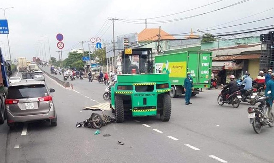 Bị xe nâng kéo lê trên đường, người đàn ông chết thảm - 1 Bị xe nâng kéo lê trên đường, người đàn ông chết thảm - 1