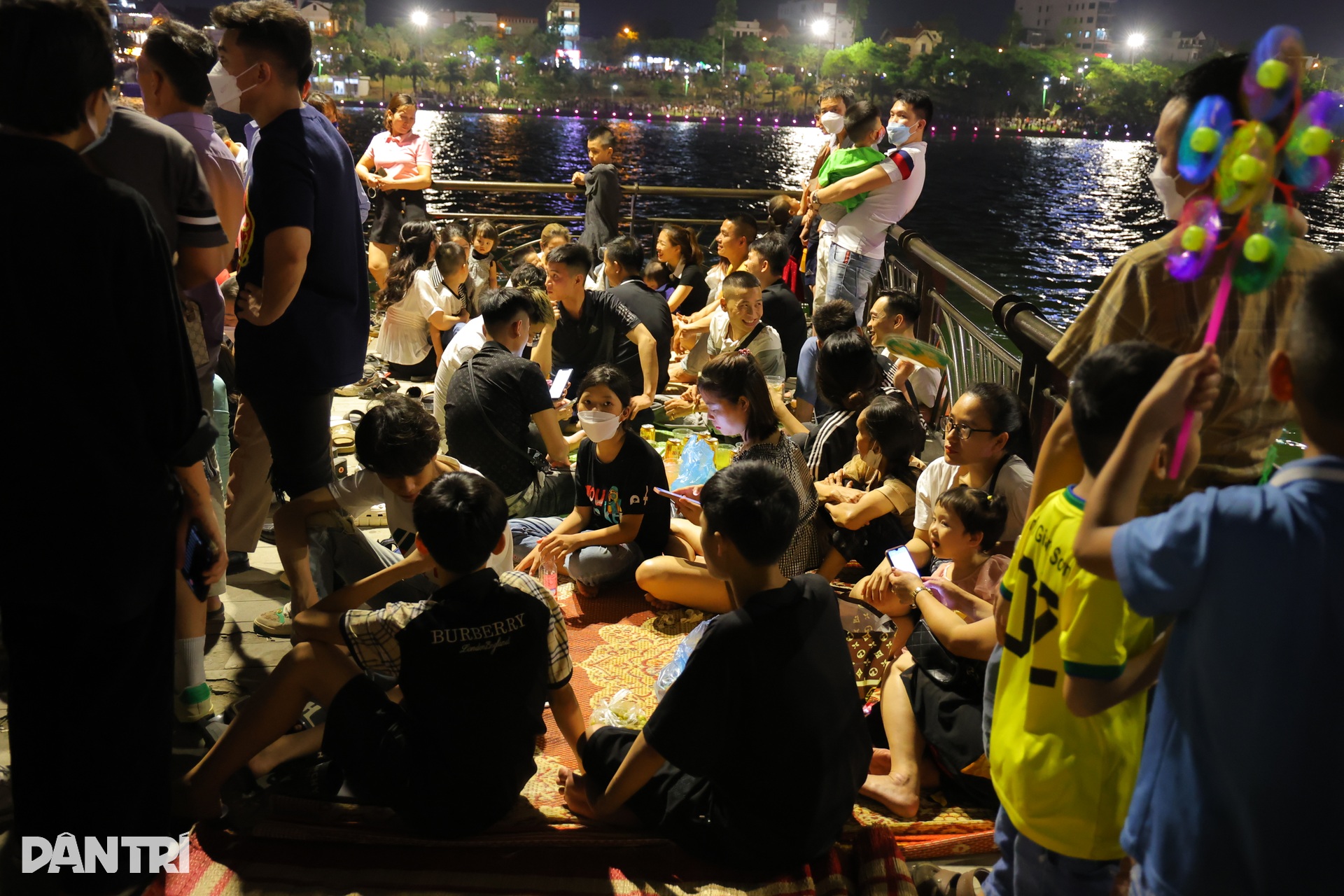 Trải chiếu đợi 4 tiếng, chen giữa biển người xem pháo hoa trước ngày giỗ Tổ - 8