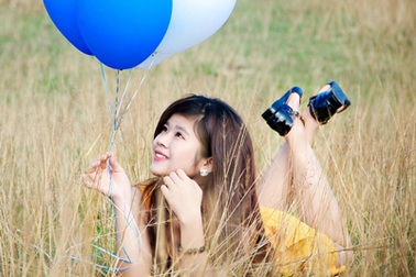 Nữ sinh Huế mộng mơ thả hồn cùng bóng bay