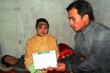 Quà bạn đọc tiếp tục đến với gia đình ông Lê Văn Tư   