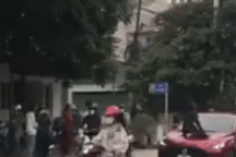 Vụ người phụ nữ đạp vỡ kính ô tô: Cô gái 18 tuổi bị cắn rách tai?