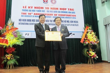 Trao Kỷ niệm chương cho GS người Hàn Quốc chuyên mổ hở môi, vòm miệng từ thiện 