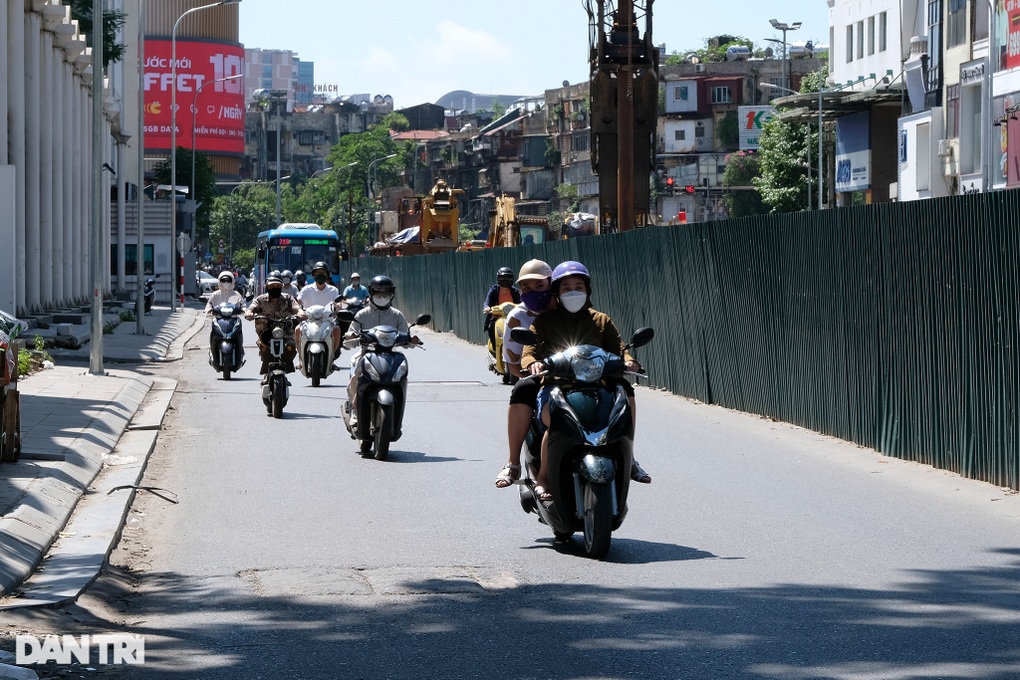 Cầu vượt chữ C đầu tiên tại Hà Nội thi công ì ạch, chậm tiến độ - 8 Cầu vượt chữ C đầu tiên tại Hà Nội thi công ì ạch, chậm tiến độ - 8