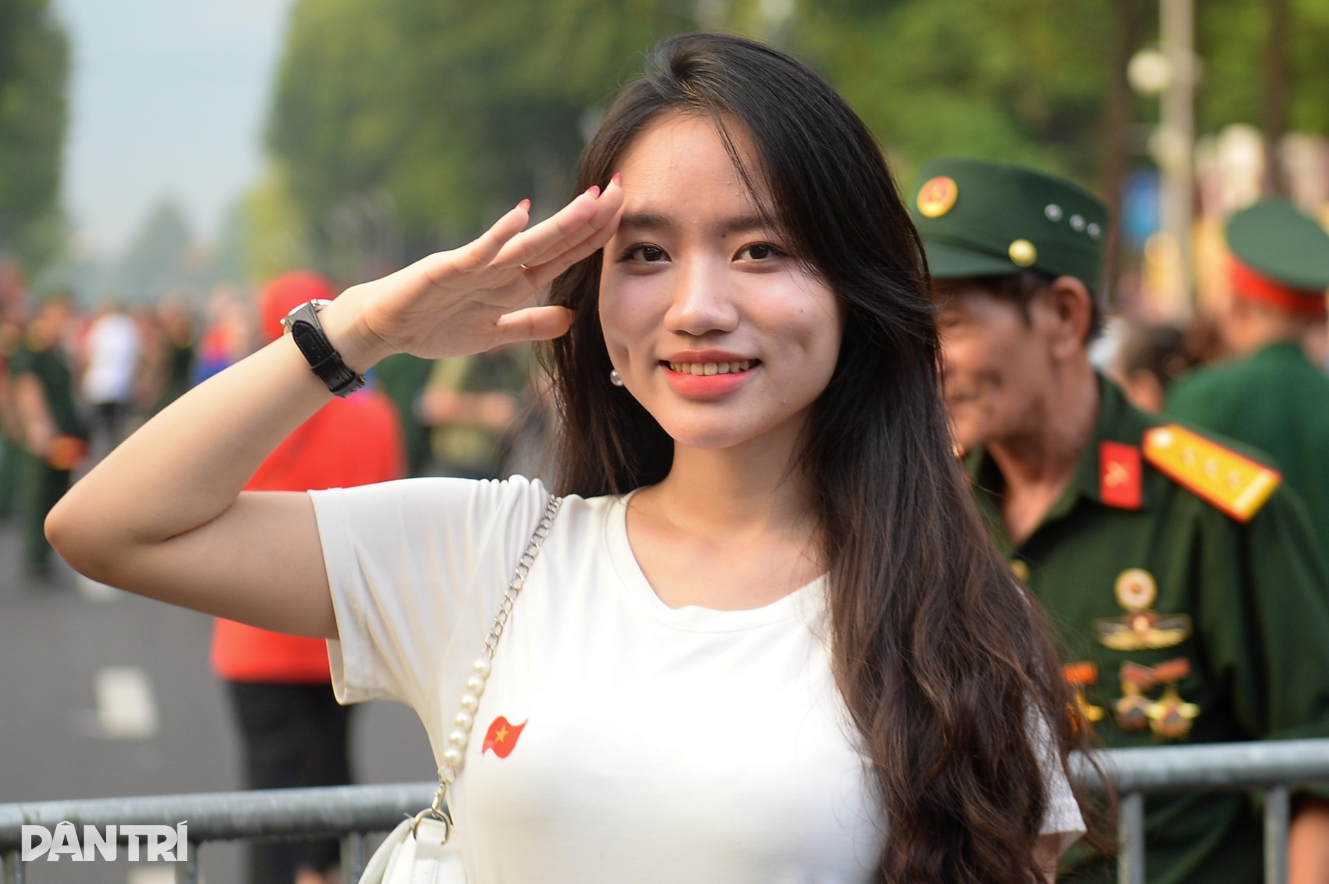 Nhiều hot girl đổ dồn về Quảng trường Ba Đình chờ xem lễ diễu binh - 3 Nhiều hot girl đổ dồn về Quảng trường Ba Đình chờ xem lễ diễu binh - 3
