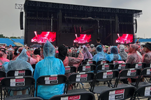 Mưa to trước giờ Blackpink diễn, dân mạng chỉ ra kẻ "thức thời"