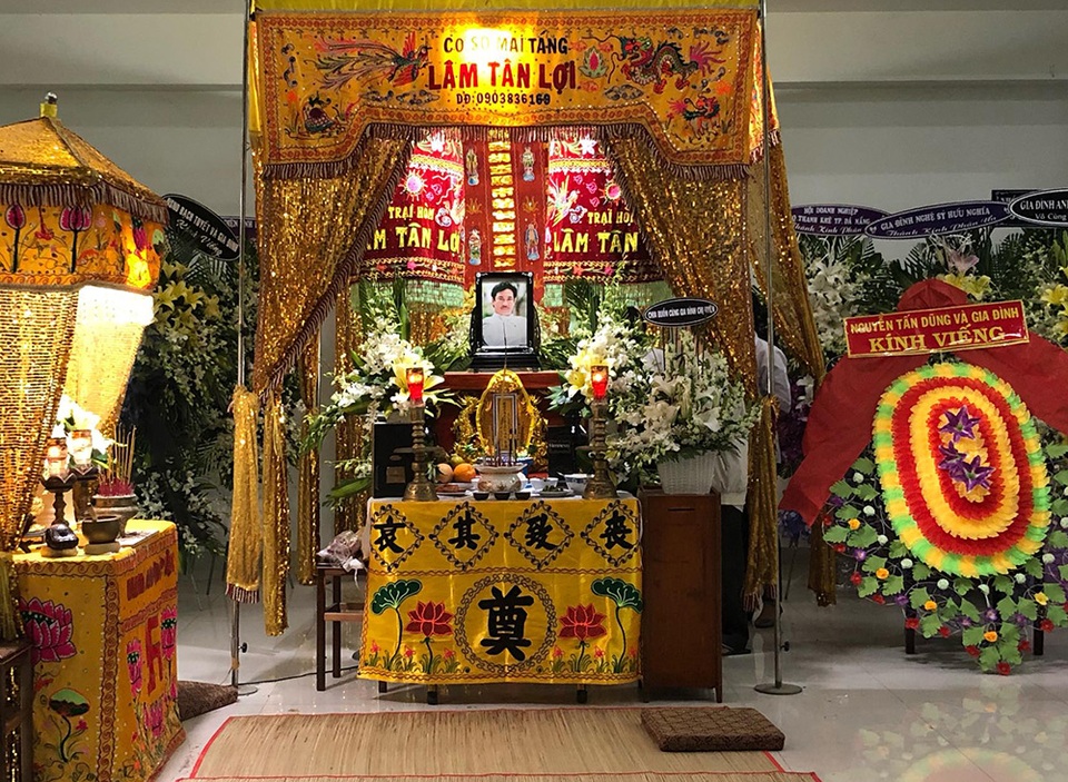 Vợ nghệ sĩ Nguyễn Chánh Tín nghẹn ngào trong tang lễ chồng - 1 Vợ nghệ sĩ Nguyễn Chánh Tín nghẹn ngào trong tang lễ chồng - 1