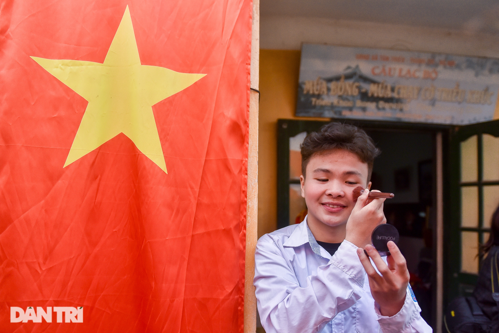 Những chàng trai Hà Nội mỗi năm giả gái một lần, múa điệu lẳng lơ - 1 Những chàng trai Hà Nội mỗi năm giả gái một lần, múa điệu lẳng lơ - 1