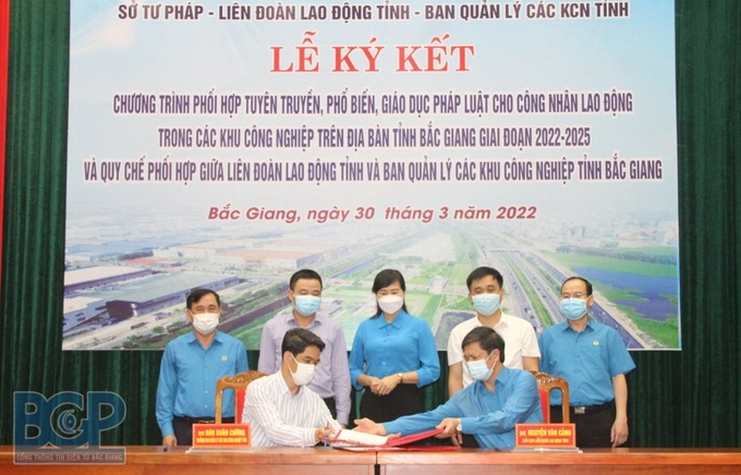 Liên đoàn Lao động tỉnh và Ban Quản lý các KCN tỉnh ký Quy chế phối hợp.