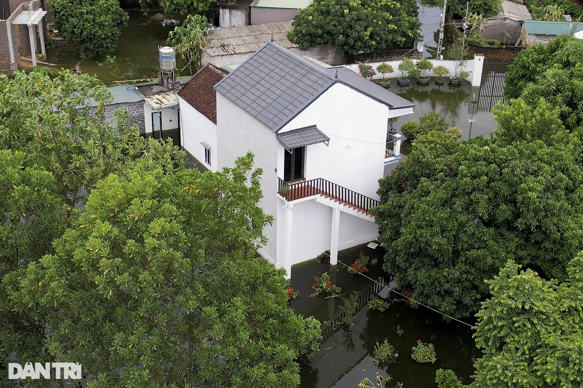 Hà Nội: Nhiều xã của huyện Chương Mỹ vẫn chìm sâu trong biển nước - 9 Hà Nội: Nhiều xã của huyện Chương Mỹ vẫn chìm sâu trong biển nước - 9