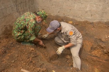 Cả một hầm bom đạn ẩn mình hàng chục năm dưới nền nhà dân