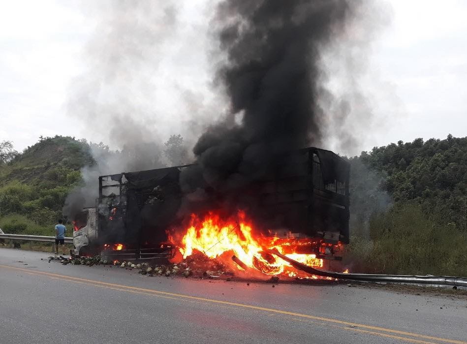 Ô tô tải bốc cháy ngùn ngụt trên cao tốc Nội Bài - Lào Cai - 2