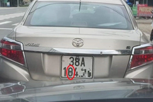 Nữ tài xế dán băng dính đen lên biển số ô tô để né phạt nguội