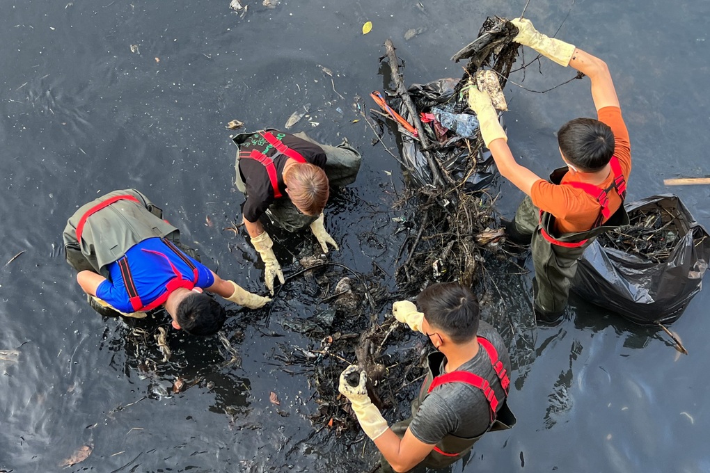 Những chàng trai tự nguyện bơi vào kênh ô nhiễm để gom rác ngày cận Tết - 5 Những chàng trai tự nguyện bơi vào kênh ô nhiễm để gom rác ngày cận Tết - 5