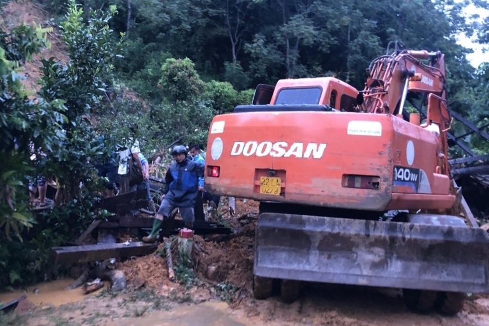 Sạt lở đất đá, 3 cháu nhỏ bị vùi lấp khi đang ngủ - 1 Sạt lở đất đá, 3 cháu nhỏ bị vùi lấp khi đang ngủ - 1