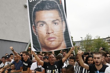 Giá vé Serie A tăng 7 lần nhờ… C.Ronaldo