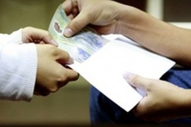 Buộc thôi việc nữ nhân viên chi cục thuế nhận tiền bồi dưỡng của dân