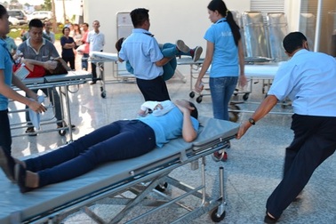 Hàng chục công nhân nữ nhập viện cấp cứu vì hít phải khí lạ