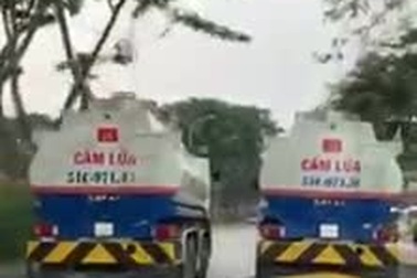 Khó hiểu hai xe bồn chở xăng chạy song song gây ùn tắc giao thông