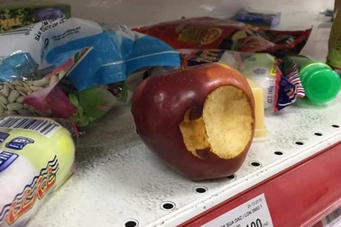 Nhân viên Auchan “ngán ngẩm” nhìn khách bóc bánh kẹo, nước ngọt ăn uống tại chỗ