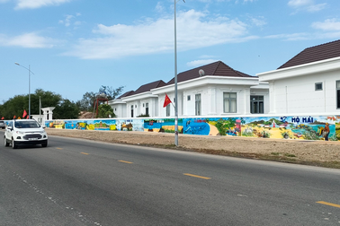 Bức tường tranh bích họa ven biển xác lập kỷ lục Việt Nam