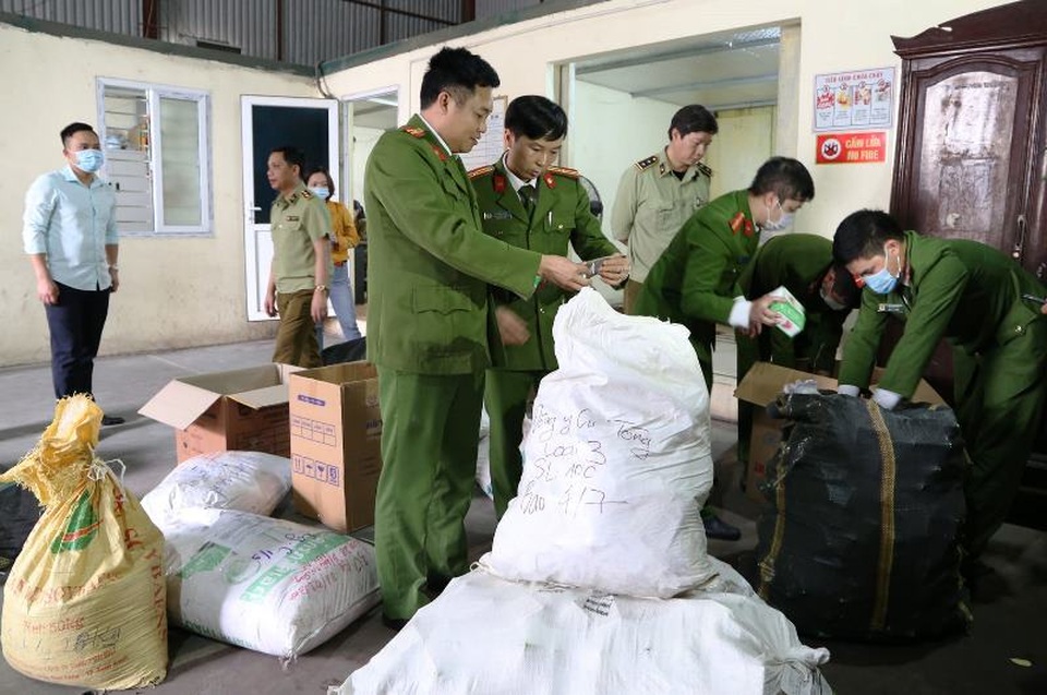 Thu giữ số lượng lớn thuốc đông y nghi thuốc chữa bệnh giả - 1 Thu giữ số lượng lớn thuốc đông y nghi thuốc chữa bệnh giả - 1