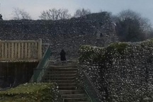 Chụp ảnh lâu đài thời Trung Cổ, thấy người mặc áo choàng đen bí ẩn?