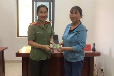 Thiếu tá công an trả lại bọc tiền nhặt được bên đường