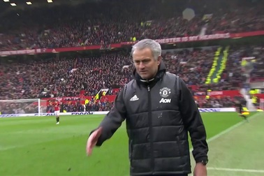 Mourinho bắt tay Conte sau tiếng còi mãn cuộc