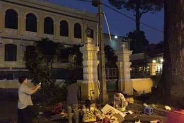 Cành cây rơi trúng người phụ nữ trước Bưu điện thành phố