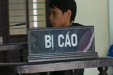 Đâm thủng bụng quản lý chợ vì 5.000 đồng