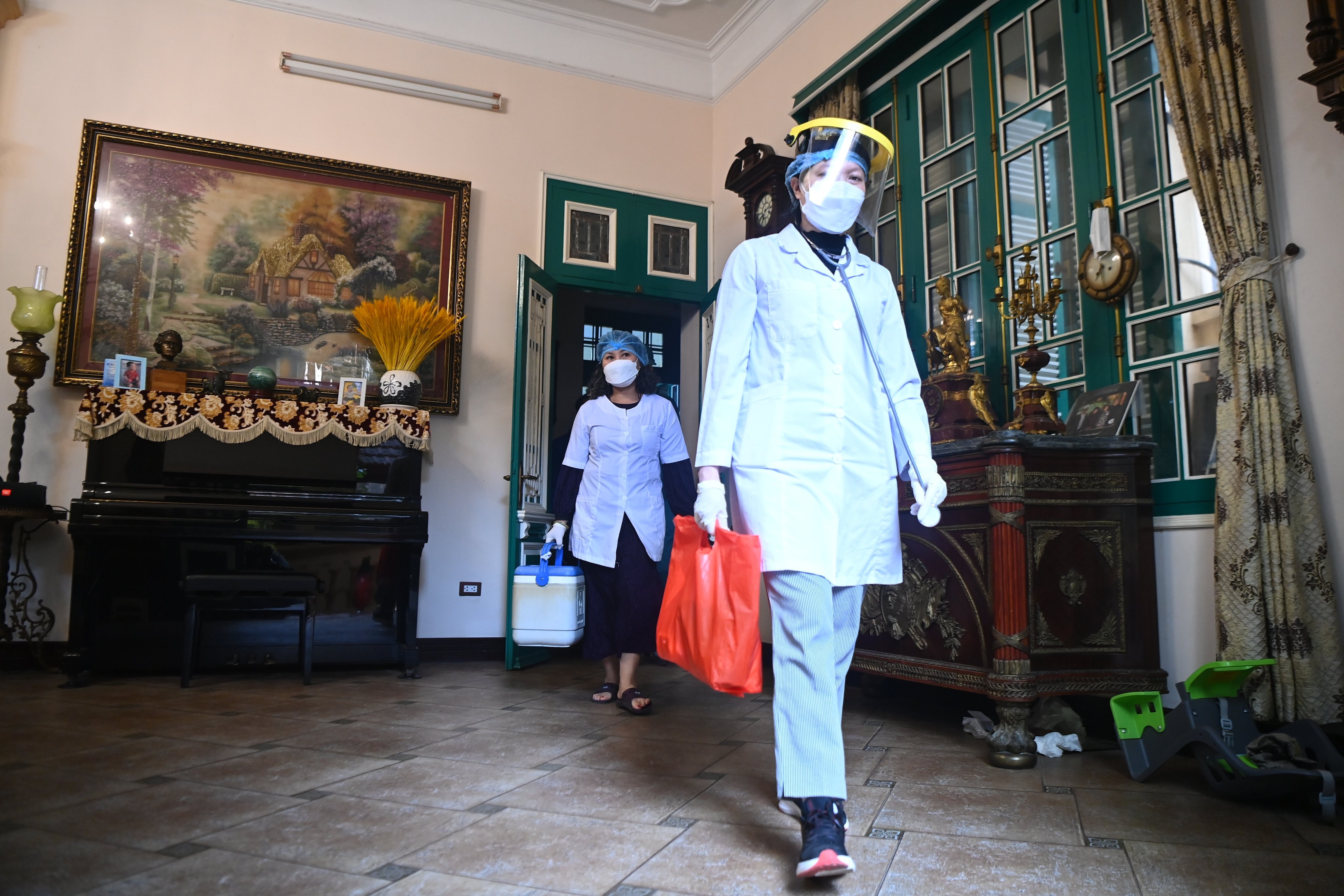Hà Nội: Tổ vaccine lưu động đi từng nhà tiêm cho đối tượng nguy cơ cao - 5 Hà Nội: Tổ vaccine lưu động đi từng nhà tiêm cho đối tượng nguy cơ cao - 5
