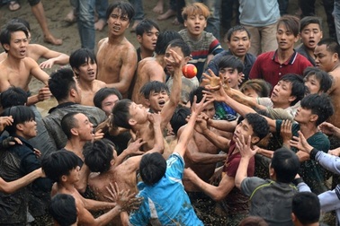 “Nóng” chuyện biến tướng lễ hội và lễ hội phản cảm trong năm 2016