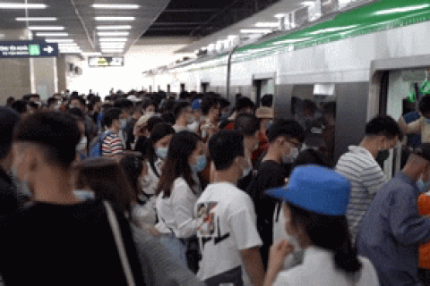 Biển người chen chân đi thử tàu điện Cát Linh - Hà Đông, lơ là phòng dịch