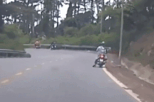 Mất phanh khi đổ đèo Tam Đảo, thanh niên đi xe máy dùng chân để giảm tốc độ