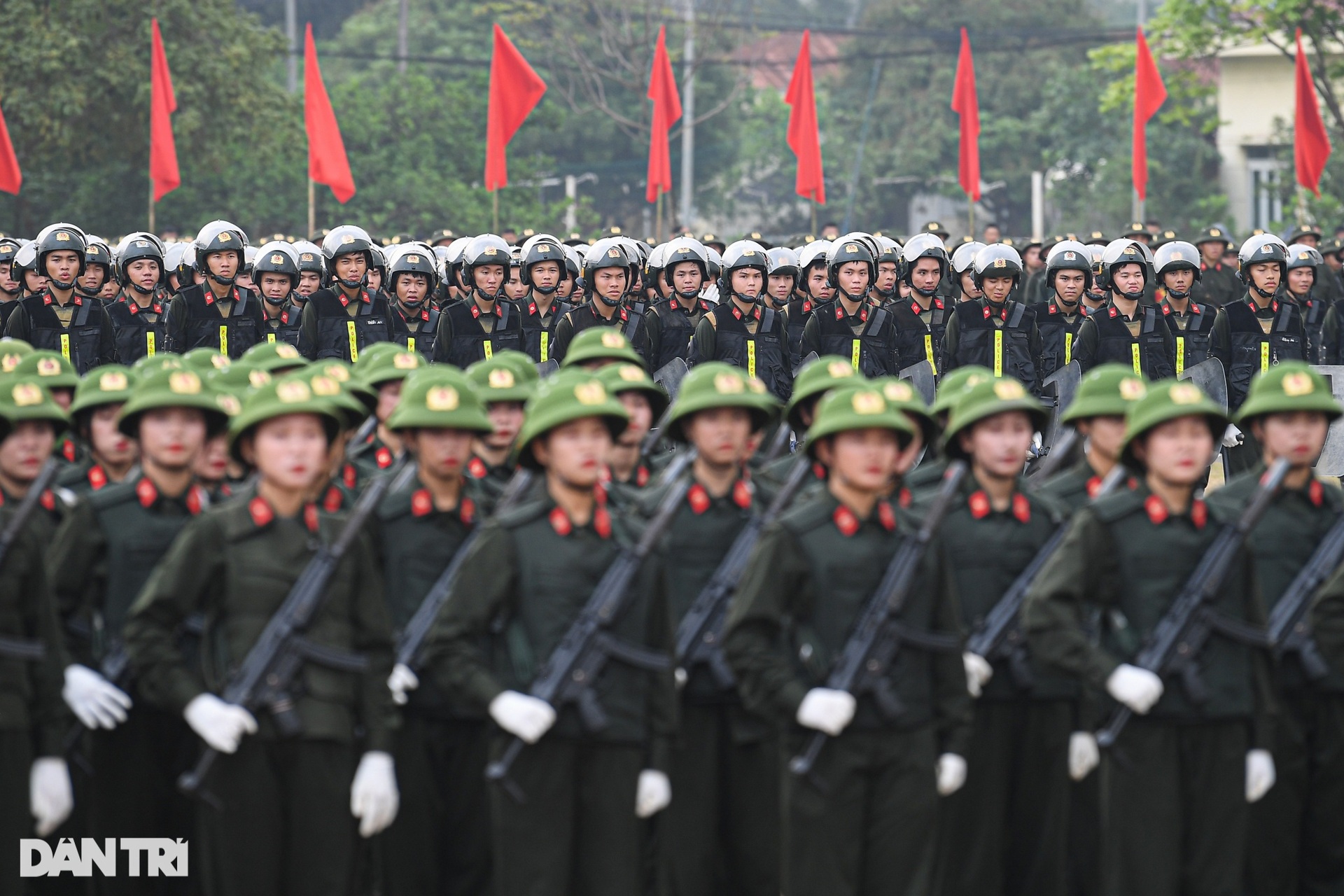Mãn nhãn màn võ thuật, bắn súng vây bắt tội phạm của nữ sinh công an - 3 Mãn nhãn màn võ thuật, bắn súng vây bắt tội phạm của nữ sinh công an - 3