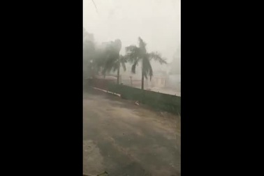 Lốc xoáy kèm mưa đá "tàn phá" Tương Dương