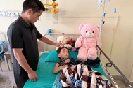 Tiếng gọi "mẹ ơi" giúp bé gái Nepal 5 tuổi sống sót giữa lũ bùn đặc quánh