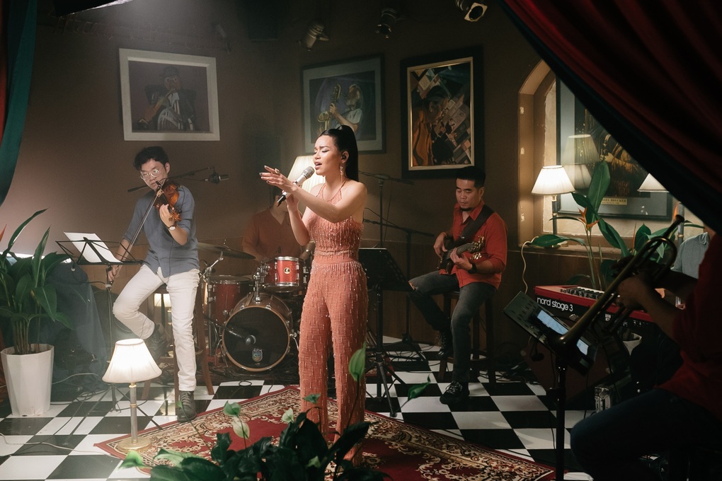 Hiền Nguyễn Soprano khoác áo mới những ca khúc kinh điển với jazzband - 3 Hiền Nguyễn Soprano khoác áo mới những ca khúc kinh điển với jazzband - 3