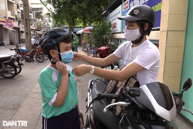 Phụ huynh tại TPHCM: "Lùi giờ học không phù hợp với thời tiết"