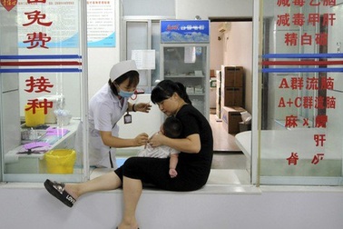 Trung Quốc: Tiết lộ động trời về vắc-xin "tiêm vào như ăn dầu cống rãnh"