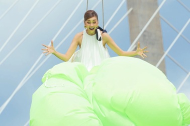 Thử thách đu dây tạo dáng gây tranh cãi: Vietnam's Next Top Model nói gì?