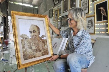 Gặp nghệ nhân tạo tranh về Bác Hồ từ lá sen