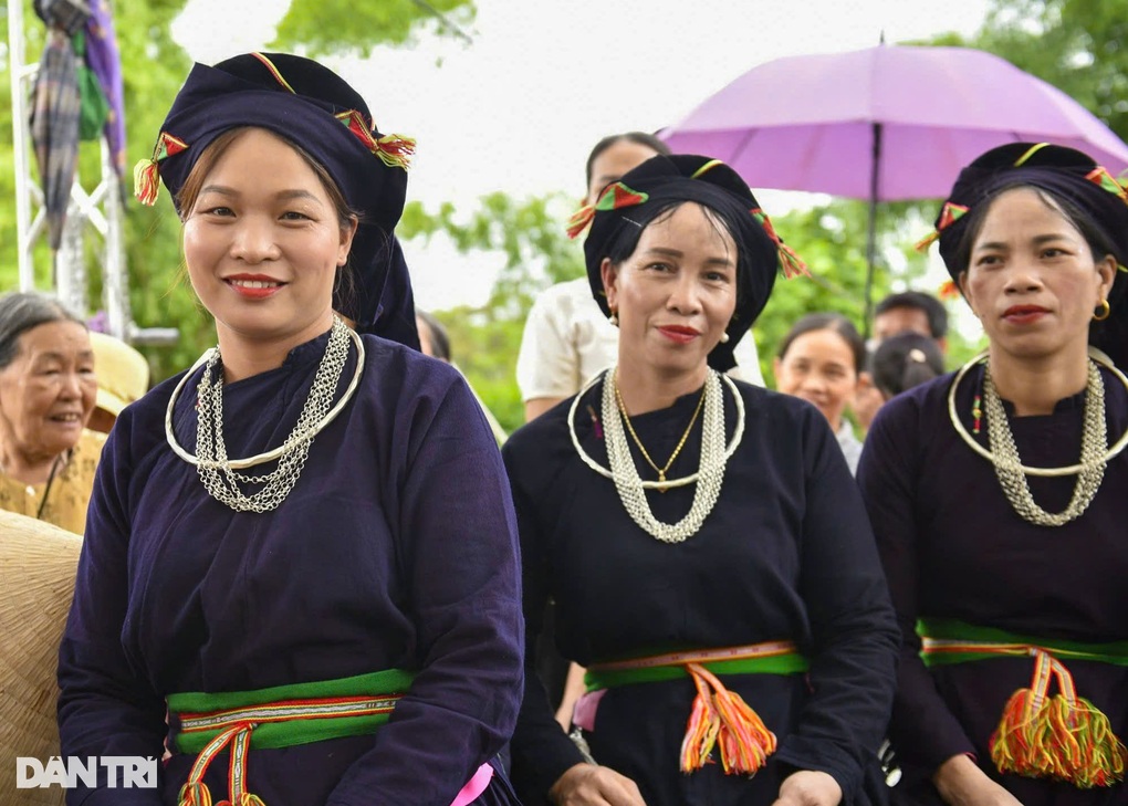 Có cây cầu rồi, con em chúng tôi sẽ không phải liều mình qua suối nữa - 4 Có cây cầu rồi, con em chúng tôi sẽ không phải liều mình qua suối nữa - 4